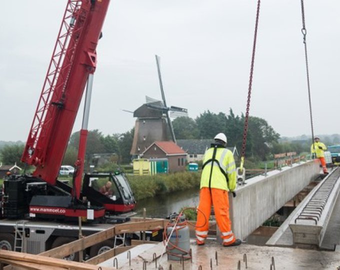 Renovatie Bomerbrug, liggers brugdek zijn verplaatst